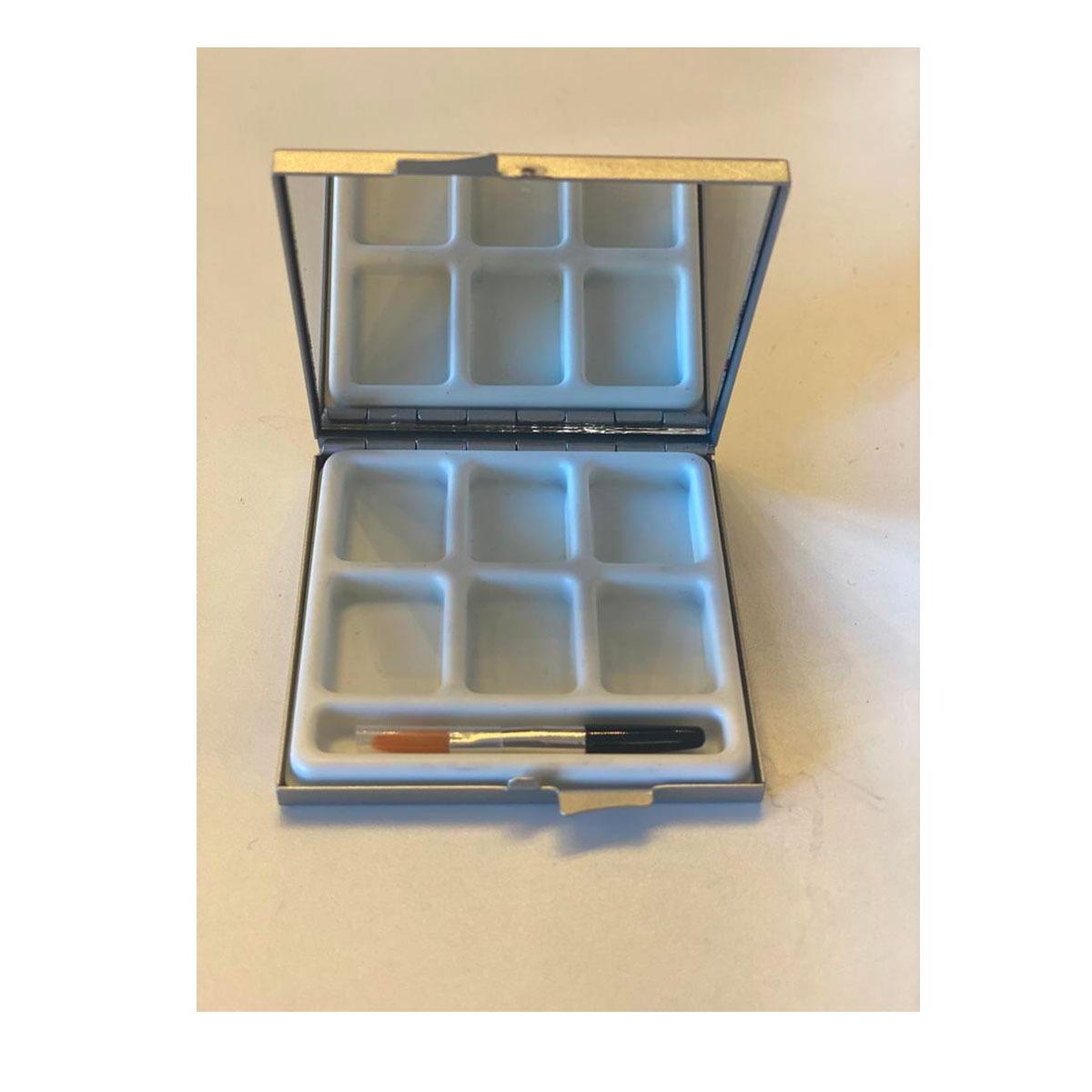 Palette vuota creme con specchio e pennellino